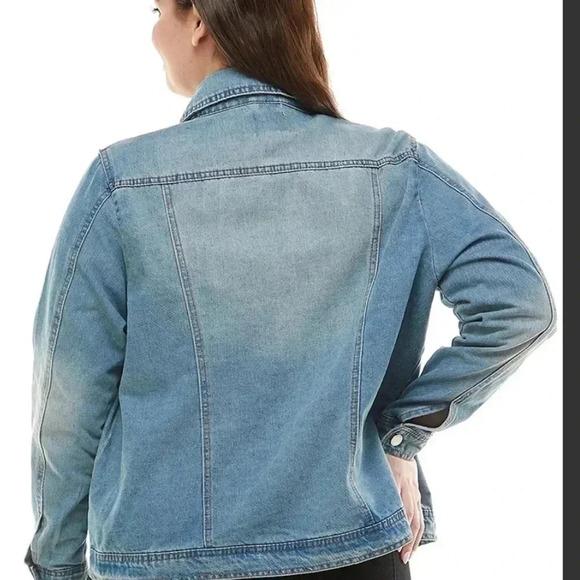 Ci Sono plus denim jacket. Medium wash, metal buttons, waist length, 4 pockets. - Picture 2 of 2